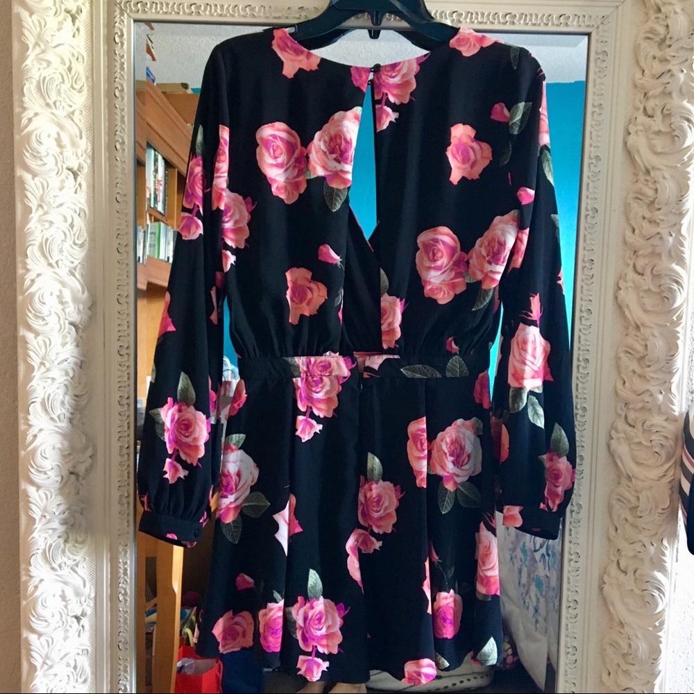 Gorgeous low cut floral Romper Size Small - Picture 2 of 5